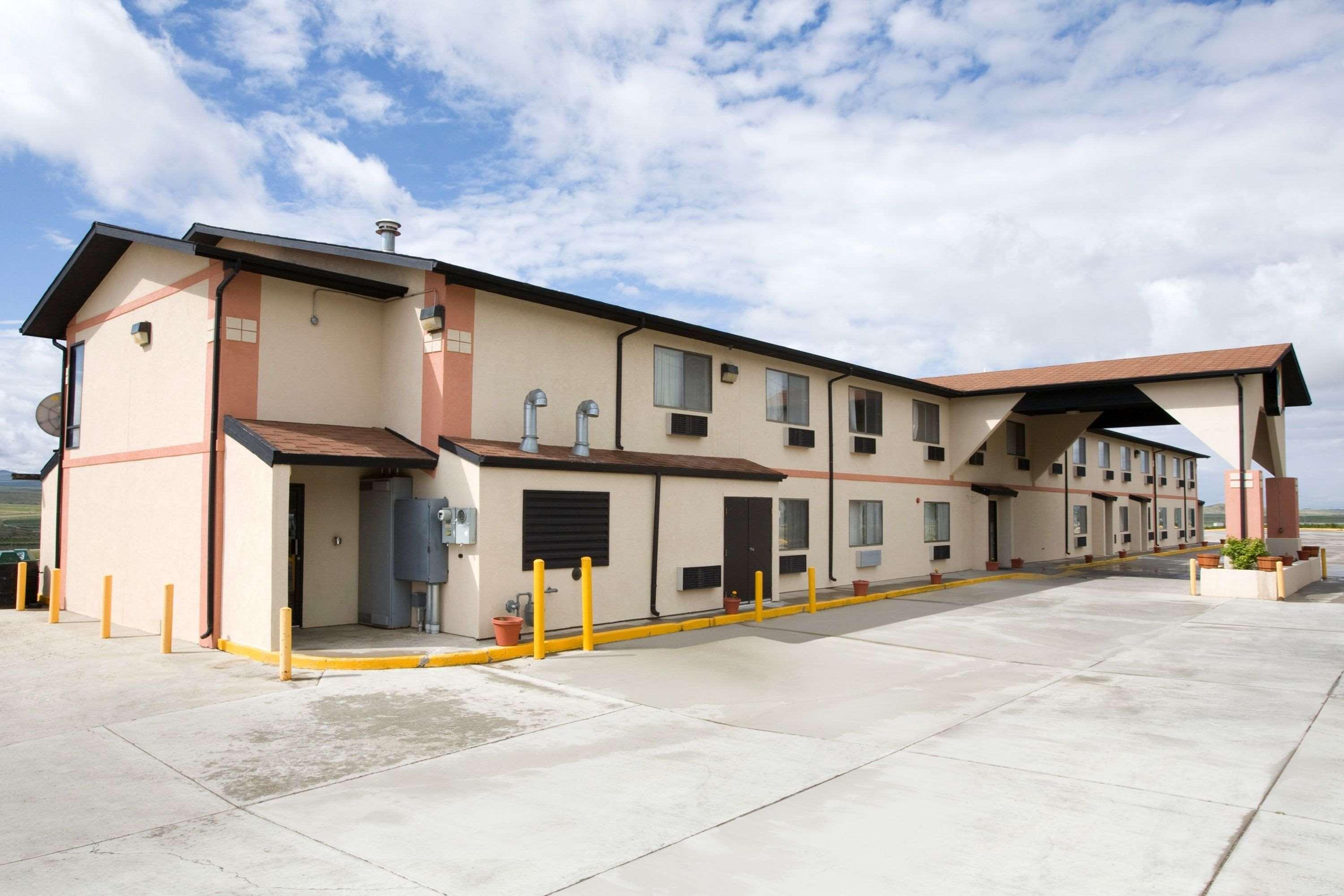 Super 8 By Wyndham Rawlins Wyoming Motel Exterior photo