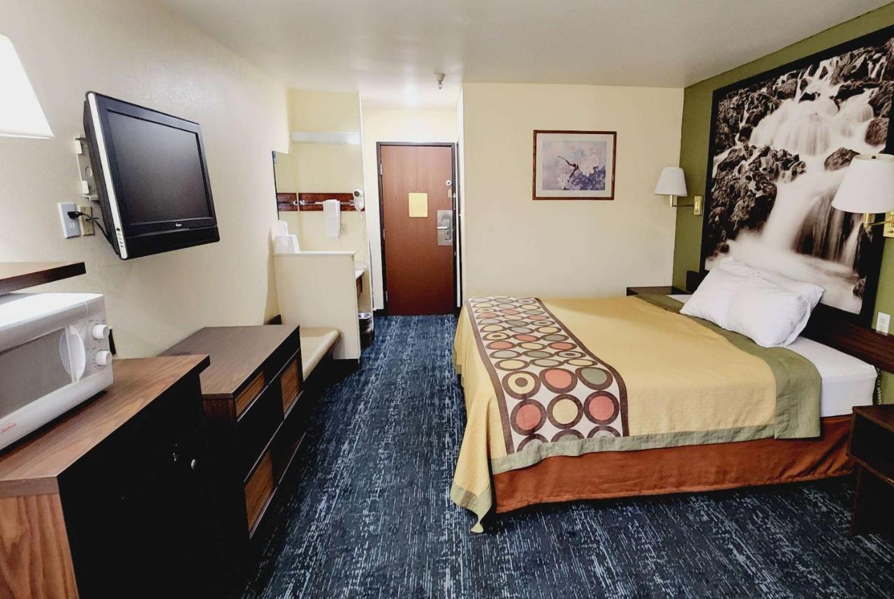 Super 8 By Wyndham Rawlins Wyoming Motel Exterior photo